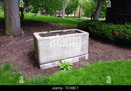 Abbeveratoio chiamato con il nome di Mark Twain e della figlia, Clara Clemens, sorge accanto al Mark Twain studio sull'Elmira college campus. Foto Stock