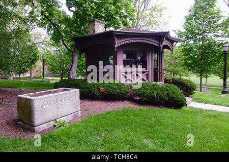 Mark Twain studio, in cui egli ha scritto molte delle sue opere, e adiacente abbeveratoio chiamato con il nome di sua figlia, Clara L. Clemens, stand in Elmira Colleg Foto Stock