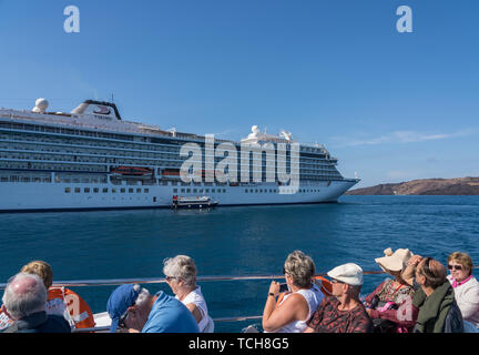 Barche di gara per il trasporto dei turisti in Santorini Foto Stock