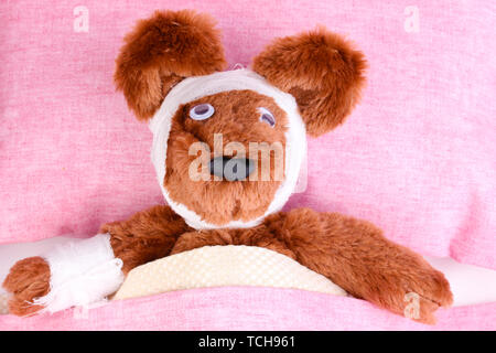 Orso malato a letto Foto Stock