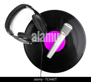 Vinile nero record con cuffie e microfono isolato su bianco Foto Stock