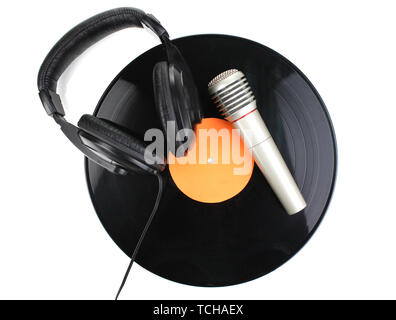 Vinile nero record con cuffie e microfono isolato su bianco Foto Stock