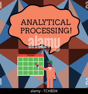 La scrittura della nota che mostra l'elaborazione analitica. Il concetto di business per visualizzare facilmente scrivere report Data Mining e scoperta imprenditore sorridente e puntamento Foto Stock