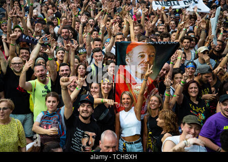 La folla di una cantante rock italiano e song-writer Vasco Rossi performing live sold out a San Siro. Foto Stock