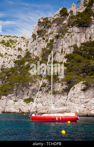 Rosso barca a vela ormeggiata in uno dei Calanchi vicino a Cassis, Provenza Francia Foto Stock