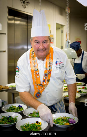 Lo Chef Wilhelm Gahabka in cucina, Naples, Florida, Stati Uniti d'America Foto Stock