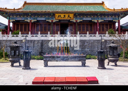 Zhangjiajie, Hunan, Cina Apr 2013 Molti accesi incensi davanti al tempio sulla cima della montagna Tianmen. Tianmenshan Tempio fu costruita durante la Dinastia Tang un Foto Stock