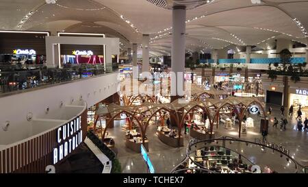 Istanbul, Turchia - 19 Aprile 2019: vista aerea del centro commerciale per lo shopping nel nuovo dall'Aeroporto Internazionale di Istanbul. L'Istanbul Yeni Havalimani airport è il Foto Stock