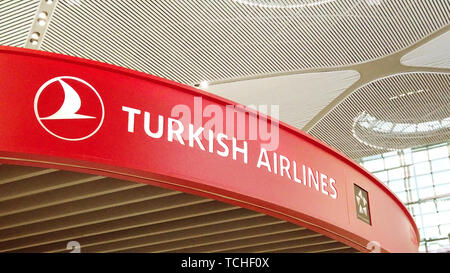 Istanbul, Turchia - 7 Maggio 2019: Turkish Airlines segno e escalator dell'Aeroporto Internazionale di Istanbul, Istanbul Yeni Havalimani. Il mozzo principale di Bagno Turco Foto Stock