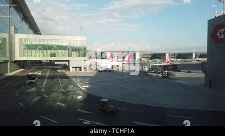 Istanbul, Turchia - 7 Maggio 2019: aeroplani in modalità taxi sulla pista per il rifornimento della Turkish Airlines nel nuovo dall'Aeroporto Internazionale di Istanbul, Istanbul Foto Stock