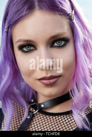 Close-up verticale della bella sorridente ragazza gotica. Goth pastello con violet (rosa) capelli Foto Stock