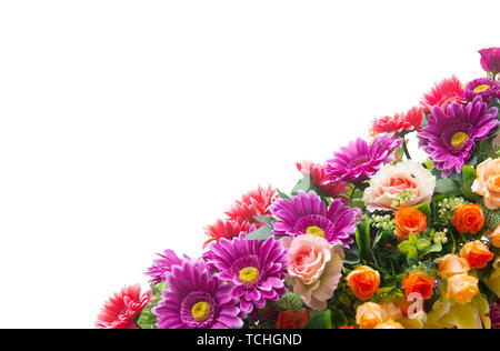 Plastica Fiori artificiali isolare su sfondo bianco con tracciato di ritaglio Foto Stock