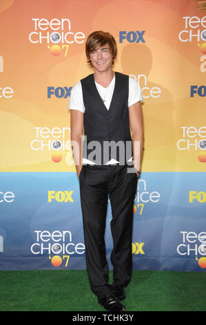 LOS ANGELES, CA. Agosto 27, 2007: 'High School Musical' star Zac Efron al 2007 Teen Choice Awards al Amphitheatre di Gibson, Città universale, Hollywood. © 2007 Paul Smith / Featureflash Foto Stock