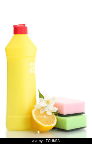 Detersivo liquido per stoviglie con spugne e limone con fiori isolati su bianco Foto Stock