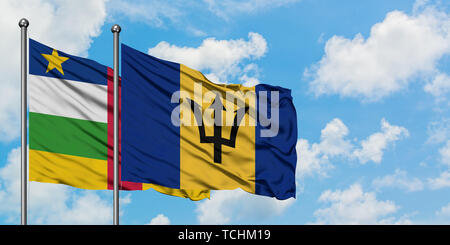Repubblica Centrafricana e Barbados bandiera sventolare nel vento contro bianco torbido cielo blu insieme. Concetto di Diplomazia e relazioni internazionali. Foto Stock