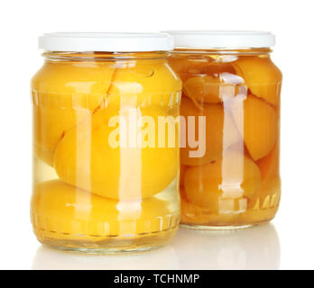 Vasetti di conserve di frutta isolato su bianco Foto Stock