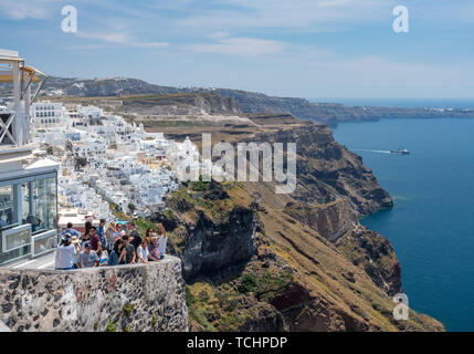 Affollato di turisti sulla scogliera di Fira Santorini Foto Stock