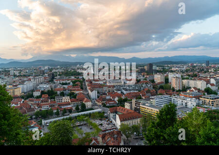 24.5.2019 Ljubljana Slovenia: Lubiana, capitale della Slovenia, visto dal castello di Ljubljana. Al tramonto Foto Stock