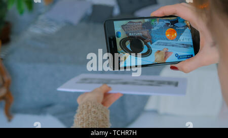 Donna che utilizza smartphone con augmented reality app Foto Stock