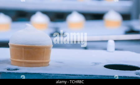 La tecnologia automatizzata di concetto - nastro trasportatore con coni gelato alla fabbrica di prodotti alimentari Foto Stock