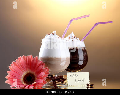 Bicchieri di caffè e cocktail di gerbera fiore su sfondo marrone Foto Stock