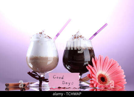Bicchieri di caffè e cocktail di gerbera fiore su sfondo viola Foto Stock