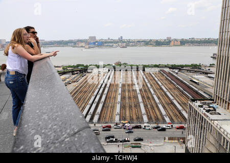 I visitatori in cima alla nave con il Lato ovest Yard e il fiume Hudson e il New Jersey in background.Manhattan.New York City.USA Foto Stock