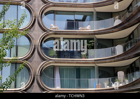 Una chiusa vista di 520 West 28th Street, un appartamento di lusso edificio progettato da Zaha Hadid accanto alla linea alta parco.Manhattan.New York City.USA Foto Stock