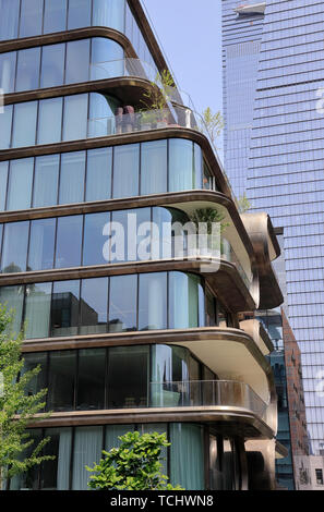 Una chiusa vista di 520 West 28th Street, un appartamento di lusso edificio progettato da Zaha Hadid accanto alla linea alta parco.Manhattan.New York City.USA Foto Stock