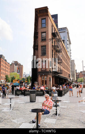 La street view di Meatpacking District con l'Aringa Safe & Lock Company edificio a 9 Avenue e Hudson Street a 14th street.New York City.USA Foto Stock