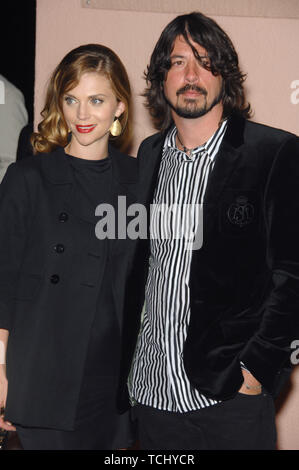 LOS ANGELES, CA. 11 febbraio 2007: Dave Grohl & JORDAN BLUM presso il Sony BMG post-Grammy Party presso il Beverly Hills Hotel. © 2007 Paul Smith / Featureflash Foto Stock