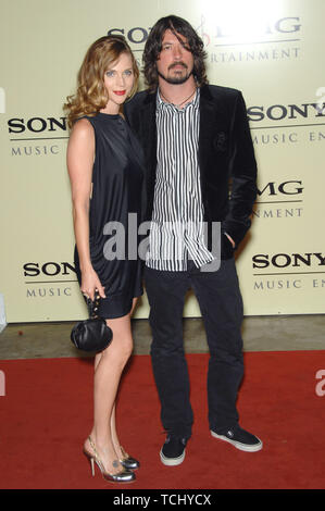 LOS ANGELES, CA. 11 febbraio 2007: Dave Grohl & JORDAN BLUM presso il Sony BMG post-Grammy Party presso il Beverly Hills Hotel. © 2007 Paul Smith / Featureflash Foto Stock