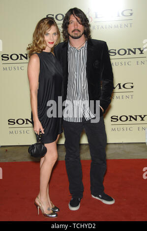 LOS ANGELES, CA. 11 febbraio 2007: Dave Grohl & JORDAN BLUM presso il Sony BMG post-Grammy Party presso il Beverly Hills Hotel. © 2007 Paul Smith / Featureflash Foto Stock