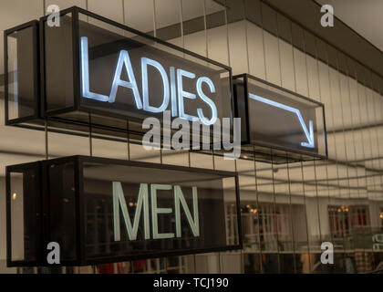 Mong Kok, Hong Kong, Cina, 22nd, Gennaio, 2019: la direzione in H&M shop. Foto Stock