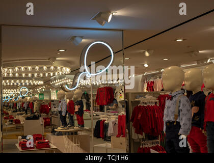 Mong Kok, Hong Kong, Cina, 22nd, Gennaio, 2019: l'abbigliamento per bambini in H&M shop. Foto Stock