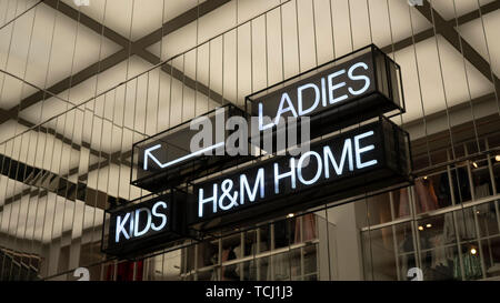 Mong Kok, Hong Kong, Cina, 22nd, Gennaio, 2019: la direzione in H&M shop. Foto Stock