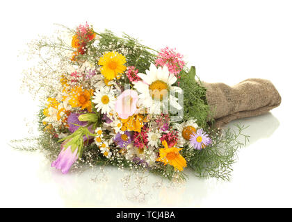 Bouquet di fiori di campo luminoso, isolato su bianco Foto Stock