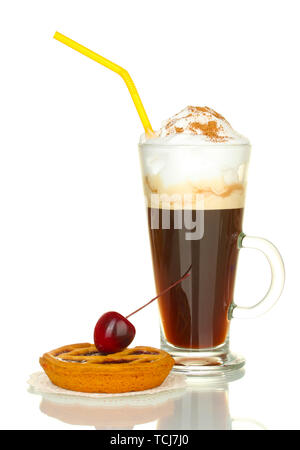 Bicchiere di cocktail di caffè con torta su Centrino isolato su bianco Foto Stock