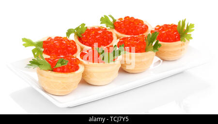 Caviale rosso in pasticcini sulla piastra bianca isolata su bianco Foto Stock