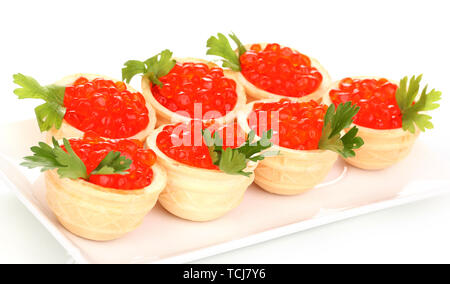 Caviale rosso in pasticcini sulla piastra bianca isolata su bianco Foto Stock