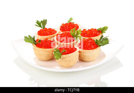 Caviale rosso in pasticcini sulla piastra bianca isolata su bianco Foto Stock