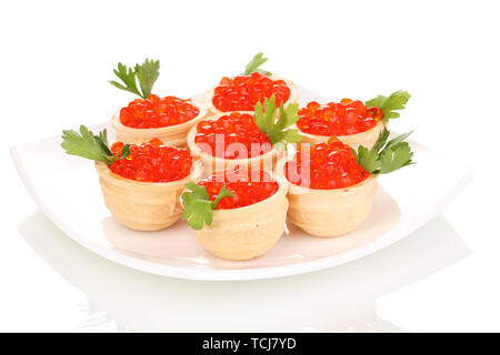 Caviale rosso in pasticcini sulla piastra bianca isolata su bianco Foto Stock