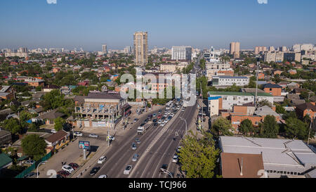 Krasnodar, Russia - maggio 2019. Città dell'antenna dal di sopra. Drone's Eye Foto Stock