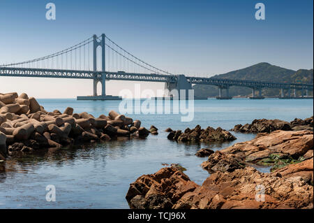 Spiaggia Gwangalli e Gwangan Bridge, una popolare destinazione turistica in Busan, Corea del Sud Foto Stock