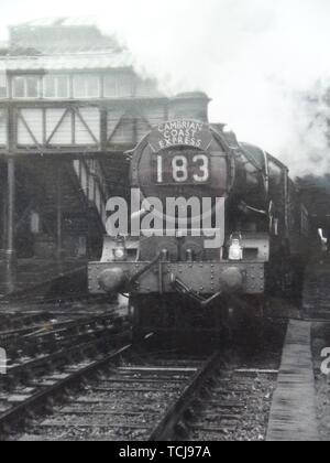 Una vecchia quercia Castello comune motore classe conduce la Cambrian Coast Express. Treno a vapore alla Stazione di Shrewsbury negli anni cinquanta. Shrewsbury, Shropshire, Inghilterra, Regno Unito Foto Stock