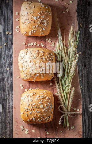 Vista superiore di tre panini fatti in casa con fiocchi di avena Foto Stock