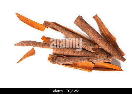 Concetto di alimenti spezie orientali Cinnamon Cassia corteccia bastoni su sfondo bianco con spazio di copia Foto Stock