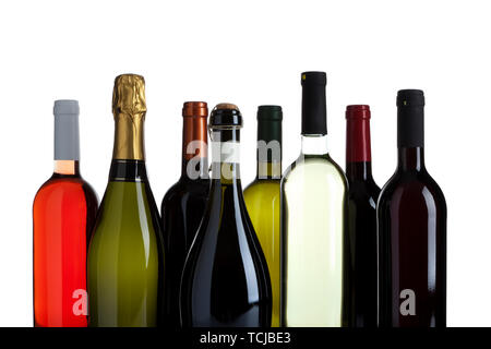 Otto bottiglie di vino, champagne e prosecco, senza etichette, isolato su bianco Foto Stock