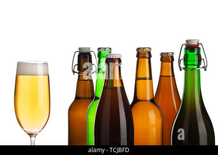 Bottiglie di birra e un bicchiere di birra Pilsener isolato su bianco Foto Stock