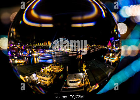 Il Porto di Sydney durante il vivo come visto attraverso una sfera di vetro. Sydney, Australia. Foto Stock